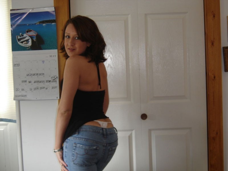 Знойная подруга дрочит в спальной комнате 3 фотография