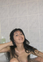 Голая мама хвастает мохнаткой в ванной и раскрывает писю на ковре 4 фото Голая мама хвастает мохнаткой в ванной и раскрывает писю на ковре 4 фото