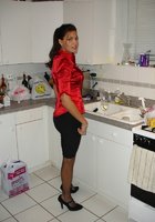 Полуголая особа позирует на кухне в нижнем белье 18 фото Полуголая особа позирует на кухне в нижнем белье 18 фото