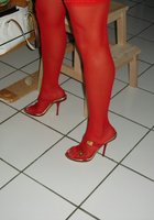 Полуголая особа позирует на кухне в нижнем белье 11 фото Полуголая особа позирует на кухне в нижнем белье 11 фото