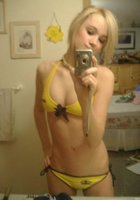 Блондинка фотографирует себя в зеркале 11 фото Блондинка фотографирует себя в зеркале 11 фото