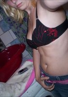 Пассия отодвинула трусики, показав парню влажную киску 20 фото Пассия отодвинула трусики, показав парню влажную киску 20 фото