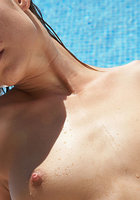 Эротическая фотосессия возле бассейна 1 фото Эротическая фотосессия возле бассейна 1 фото