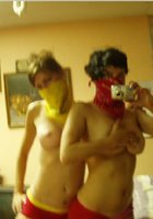 Крошки с обнаженными телами фотографируют себя перед зекралом 8 фото Крошки с обнаженными телами фотографируют себя перед зекралом 8 фото