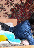 Брюнетка сунула руку в трусики и начала мастурбировать 3 фото Брюнетка сунула руку в трусики и начала мастурбировать 3 фото