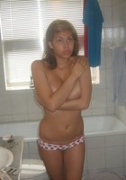 Молоденькая в красивых трусиках засветила сиськи в ванной 7 фото Молоденькая в красивых трусиках засветила сиськи в ванной 7 фото