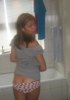 Молоденькая в красивых трусиках засветила сиськи в ванной 1 фото Молоденькая в красивых трусиках засветила сиськи в ванной 1 фото