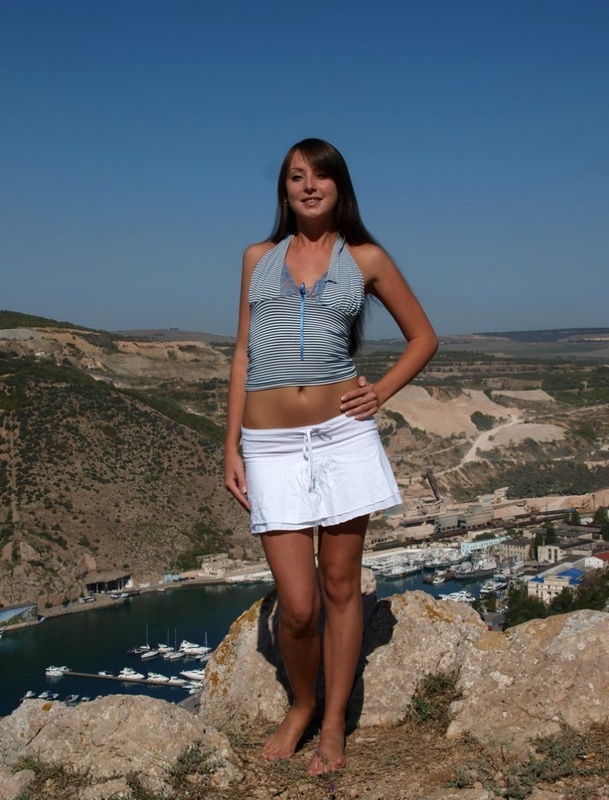 Темноволосая худышка с загорелым телом оголяется высоко в горах 1 фотография