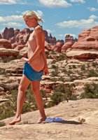 18летняя блондинка сняла голубые шорты на скале во время сафари 7 фото 18летняя блондинка сняла голубые шорты на скале во время сафари 7 фото