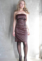 Грудастая чика в черном платье в горошек на фоне стены светит мохнаткой и бюстом 6 фото Грудастая чика в черном платье в горошек на фоне стены светит мохнаткой и бюстом 6 фото