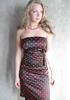 Грудастая чика в черном платье в горошек на фоне стены светит мохнаткой и бюстом 13 фото Грудастая чика в черном платье в горошек на фоне стены светит мохнаткой и бюстом 13 фото