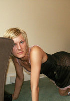 Женщина среднего возраста играет киской и сосет в комнате 2 фото Женщина среднего возраста играет киской и сосет в комнате 2 фото