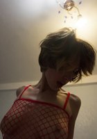 Модель в красных чулках ласкает себя в коридоре 3 фото Модель в красных чулках ласкает себя в коридоре 3 фото