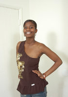 Голая негритянка позирует на полу демонстрируя побритую пилотку 1 фото Голая негритянка позирует на полу демонстрируя побритую пилотку 1 фото