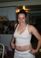 Пьяная телка показала дома голые титьки и небритую пилотку 1 фото Пьяная телка показала дома голые титьки и небритую пилотку 1 фото