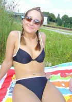 Девушка потеребила на кровати клитор и вогнала в киску самотык 17 фото Девушка потеребила на кровати клитор и вогнала в киску самотык 17 фото