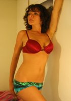 Дама в разноцветном белье отдыхает в спальне 1 фото Дама в разноцветном белье отдыхает в спальне 1 фото