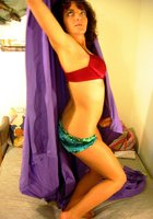 Дама в разноцветном белье отдыхает в спальне 6 фото Дама в разноцветном белье отдыхает в спальне 6 фото