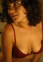 Дама в разноцветном белье отдыхает в спальне 5 фото Дама в разноцветном белье отдыхает в спальне 5 фото