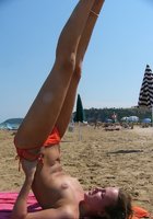 Подруги загорают на пляже в купальниках 12 фото Подруги загорают на пляже в купальниках 12 фото