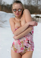 Жгучая мадам отдыхает на снегу 6 фото Жгучая мадам отдыхает на снегу 6 фото