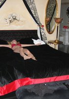 Блондинка примеряет красные, черные и голубые трусики 8 фото Блондинка примеряет красные, черные и голубые трусики 8 фото