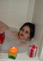 Толстушка принимает ванну и читает журнал 32 фото Толстушка принимает ванну и читает журнал 32 фото