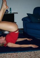 Мамаша занимается йогой голышом и показывает волосатую пилотку 1 фото Мамаша занимается йогой голышом и показывает волосатую пилотку 1 фото