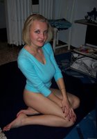 Мамаша занимается йогой голышом и показывает волосатую пилотку 17 фото Мамаша занимается йогой голышом и показывает волосатую пилотку 17 фото