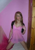 Подвыпившая женщина оголила одну из своих грудей в людном зале 2 фото