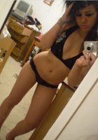 Куколки делают селфи при помощи зеркала 4 фото