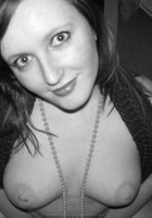 Красотка любит не только показывать себя, но и сосать 11 фото