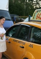 Немолодая дама гуляет по саду топлесс 5 фото Немолодая дама гуляет по саду топлесс 5 фото