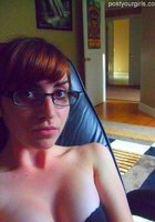 Телка в очках снимает себя в трусах и лифчике 1 фото Телка в очках снимает себя в трусах и лифчике 1 фото