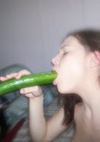 Грудастая брюнетка развлекается с огурцом 11 фото Грудастая брюнетка развлекается с огурцом 11 фото