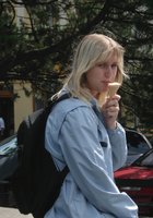 Блондинка с розовой писькой демонстрирует неприкрытые интимные места на камеру 25 фото