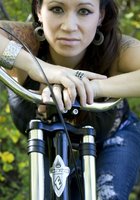 Милфа при ехала на велосипеде в лес и оголила большие сиськи перед камерой 3 фото Милфа при ехала на велосипеде в лес и оголила большие сиськи перед камерой 3 фото