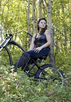 Милфа при ехала на велосипеде в лес и оголила большие сиськи перед камерой 7 фото Милфа при ехала на велосипеде в лес и оголила большие сиськи перед камерой 7 фото