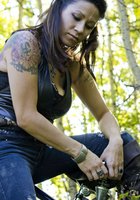 Милфа при ехала на велосипеде в лес и оголила большие сиськи перед камерой 12 фото Милфа при ехала на велосипеде в лес и оголила большие сиськи перед камерой 12 фото