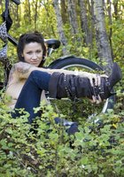 Милфа при ехала на велосипеде в лес и оголила большие сиськи перед камерой 26 фото Милфа при ехала на велосипеде в лес и оголила большие сиськи перед камерой 26 фото