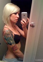 Модели фотографируют себя на телефон 2 фото