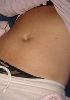 Горничная эротично двигается и оголяет упругие титьки 2 фото