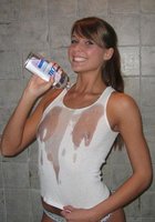 Длинноногая девка намазала тело маслом и полностью разделась 1 фото Длинноногая девка намазала тело маслом и полностью разделась 1 фото