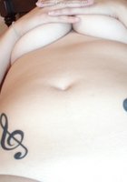 Молодожены трахаются в машине 7 фото Молодожены трахаются в машине 7 фото