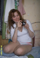 Рыжая красотка обнажила сиськи и половые губы 2 фото Рыжая красотка обнажила сиськи и половые губы 2 фото