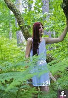 Стройная девушка отдыхает возле водопада 20 фото Стройная девушка отдыхает возле водопада 20 фото