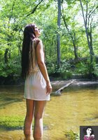 Стройная девушка отдыхает возле водопада 27 фото Стройная девушка отдыхает возле водопада 27 фото