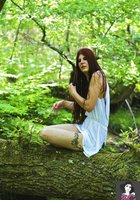 Стройная девушка отдыхает возле водопада 26 фото Стройная девушка отдыхает возле водопада 26 фото