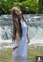 Стройная девушка отдыхает возле водопада 31 фото Стройная девушка отдыхает возле водопада 31 фото