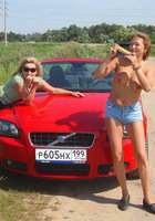 Голые подружки позируют на природе и дома 2 фото Голые подружки позируют на природе и дома 2 фото